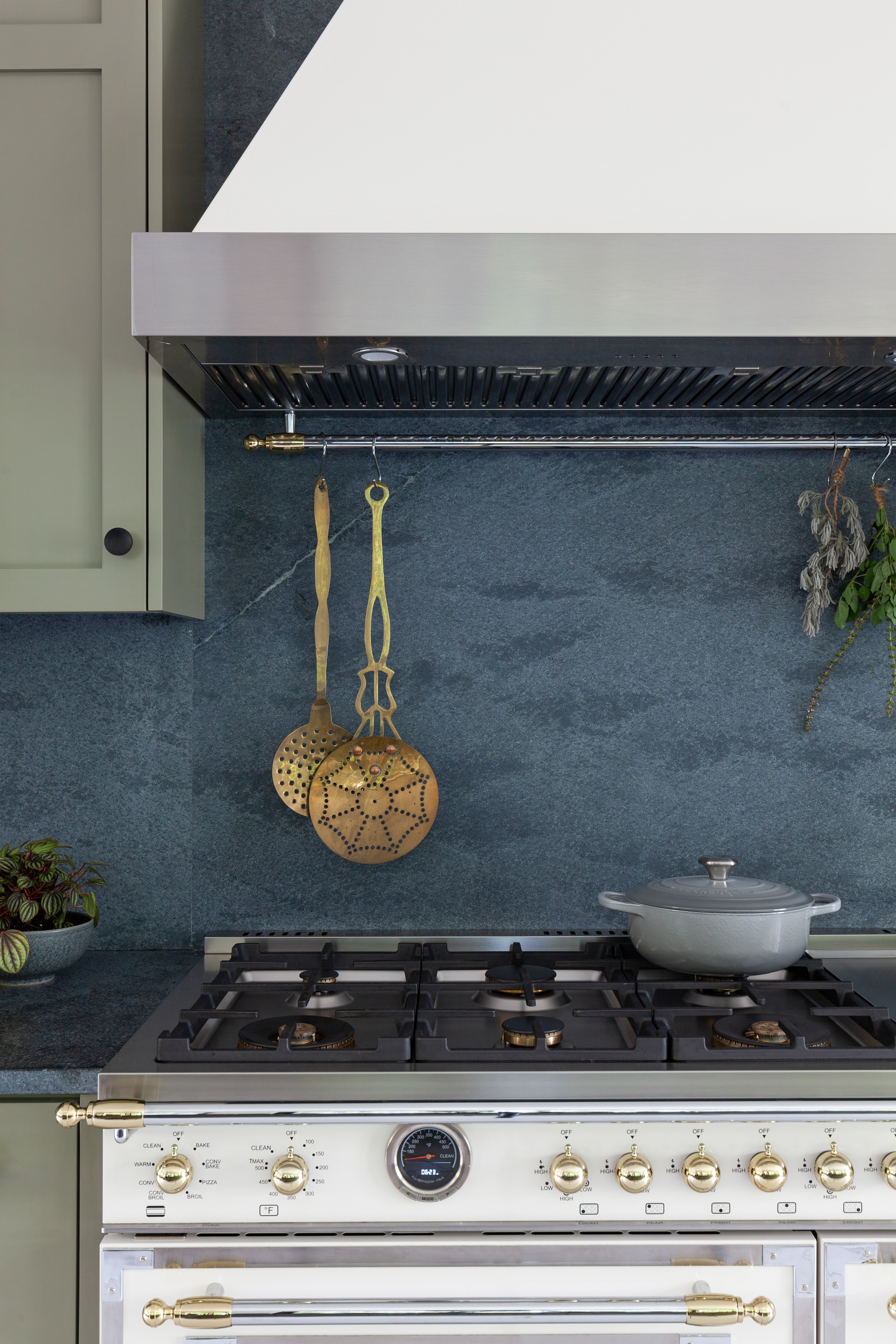 Grey Soapstone Countertops Keep This LA Kitchen Light And Bright   Laurie March Done 4 